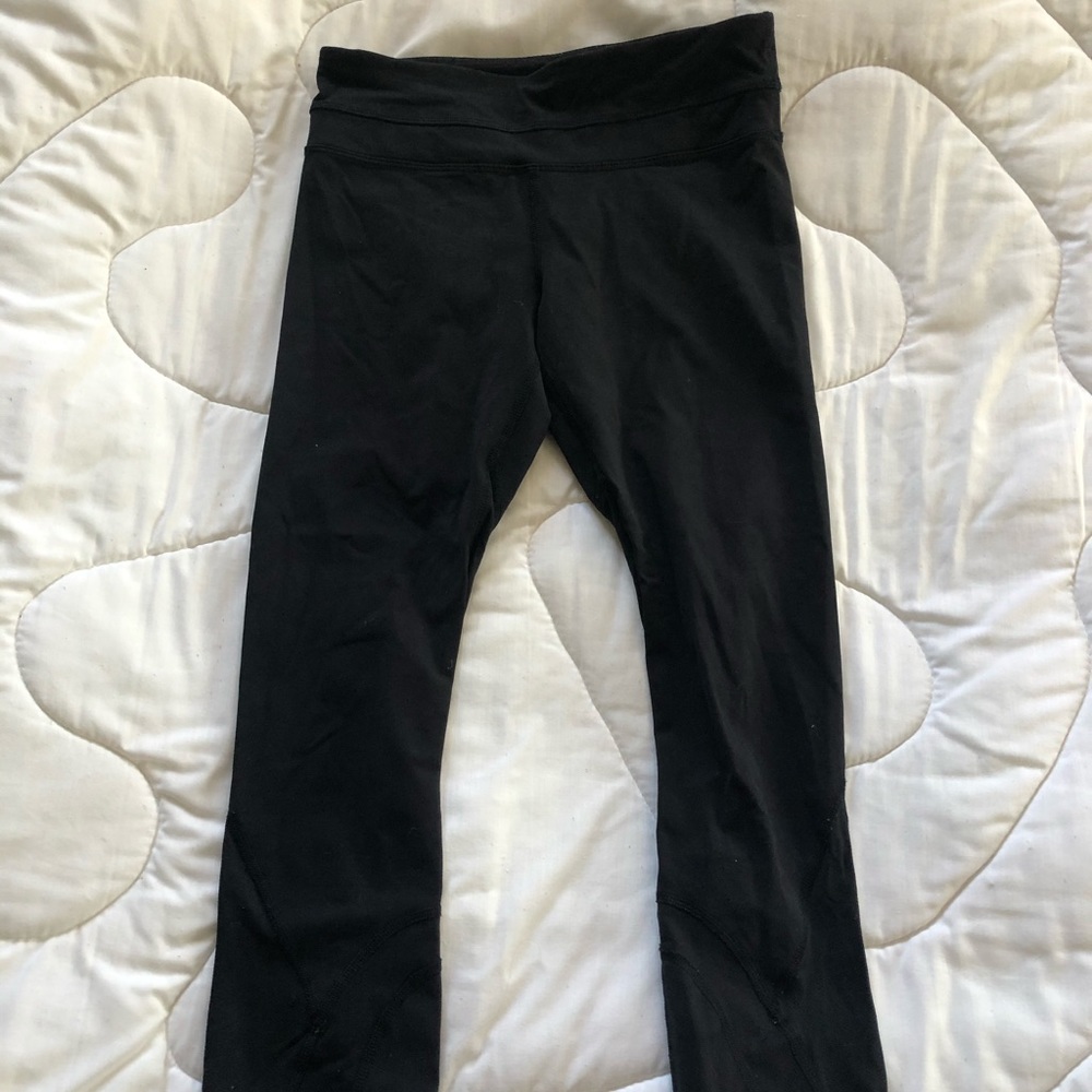 black lululemon cropped leggings